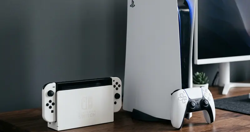 任天堂 Switch 與 Sony PlayStation 5 主機及控制器在科技桌面上的對決