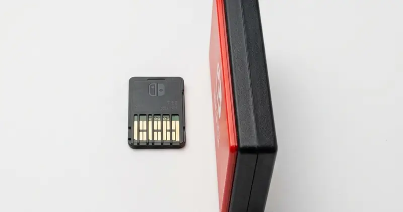 白底背景上擺放的任天堂 Switch 遊戲卡匣與紅色包裝盒，說明鑰匙卡卡匣設計